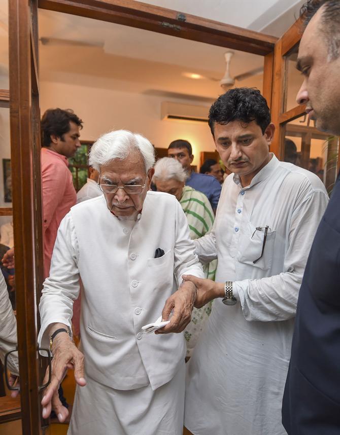 From Bollywood celebrities Lata Mangeshkar, Akshay Kumar, Nimrat Kaur, and Bhumi Pednekar to cricketers Gautam Gambhir, Virendra Sehwag. People across industries paid their tributes and remembered the former Chief Minister of Delhi Sheila Dixit.
In pic: Former external affairs minister Natwar Singh leaves the residence of the late Sheila Dixit after paying his tribute.