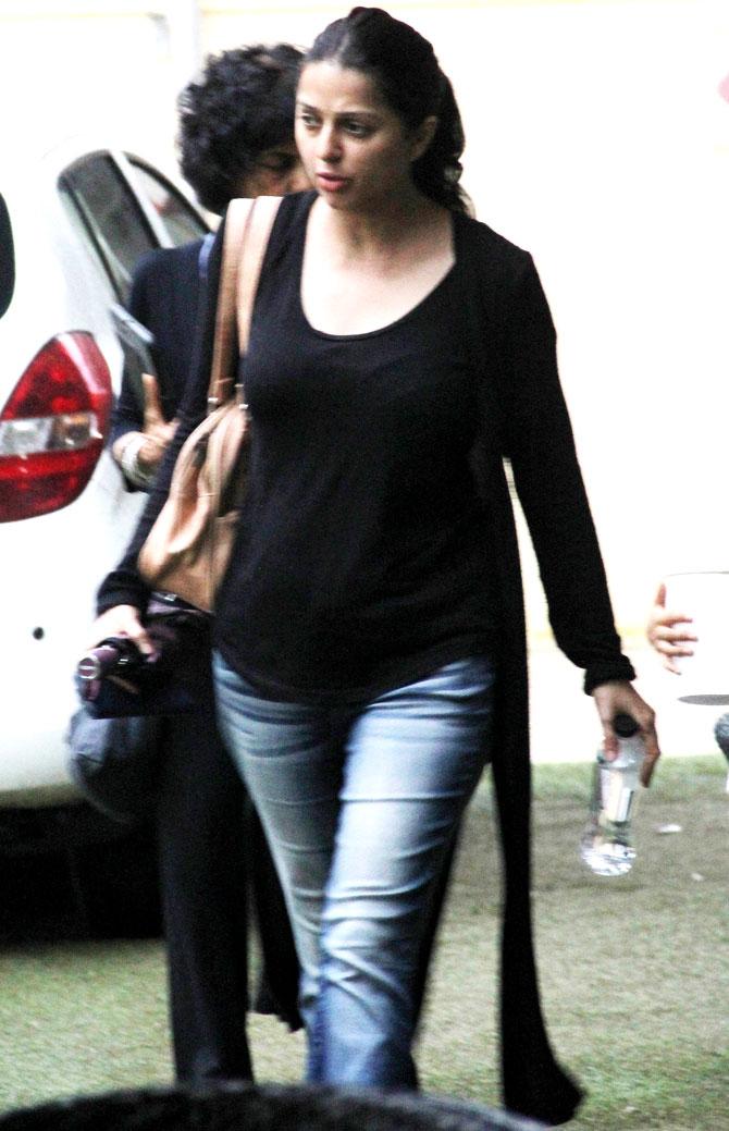 Actress Bhumika Chawla, who has been away from the scene, was clicked by the shutterbugs after a really long time. Bhumika was casually dressed in a black full sleeves t-shirt and jeans and was in no mood to get papped as she appeared to be in a hurry. (All photos/Yogen Shah)