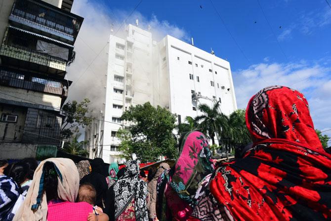The heavy smoke from the fire had even reached Bandra station more than one km away. Commuters were seen covering their faces while walking on SV road. The fire engulfed the building's floors from the second to the fifth and is feared to have spread due to optical fibre cables that released a lot of smoke