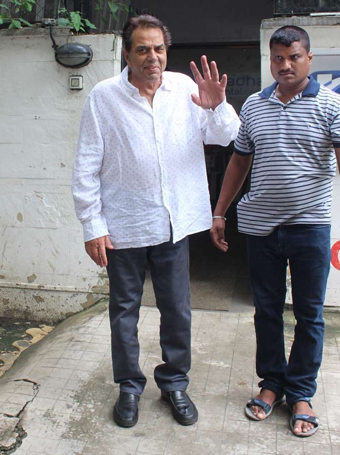 Dharmendra was also clicked in Juhu, Mumbai. The actor was snapped waving at the shutterbugs when snapped in the city.