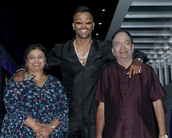 India's star all-rounder Hardik Pandya who lives in Bandra, was spotted with his mom and dad at a popular restaurant called Hakaasan in the Mumbai suburb.