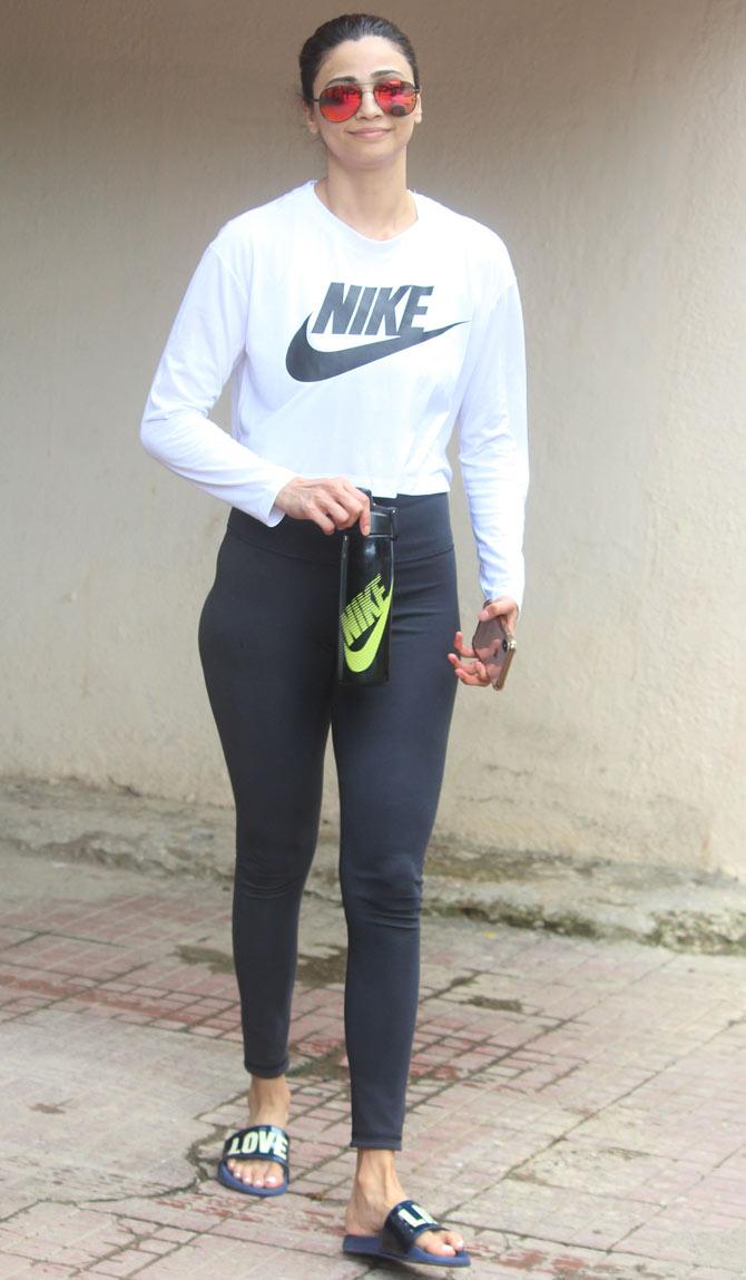 Daisy Shah was spotted at her gym in Bandra, Mumbai. The actress, who was last seen in Remo D'Souza's directorial venture Race 3, opted for a white t-shirt, paired with black yoga pants for the workout. 