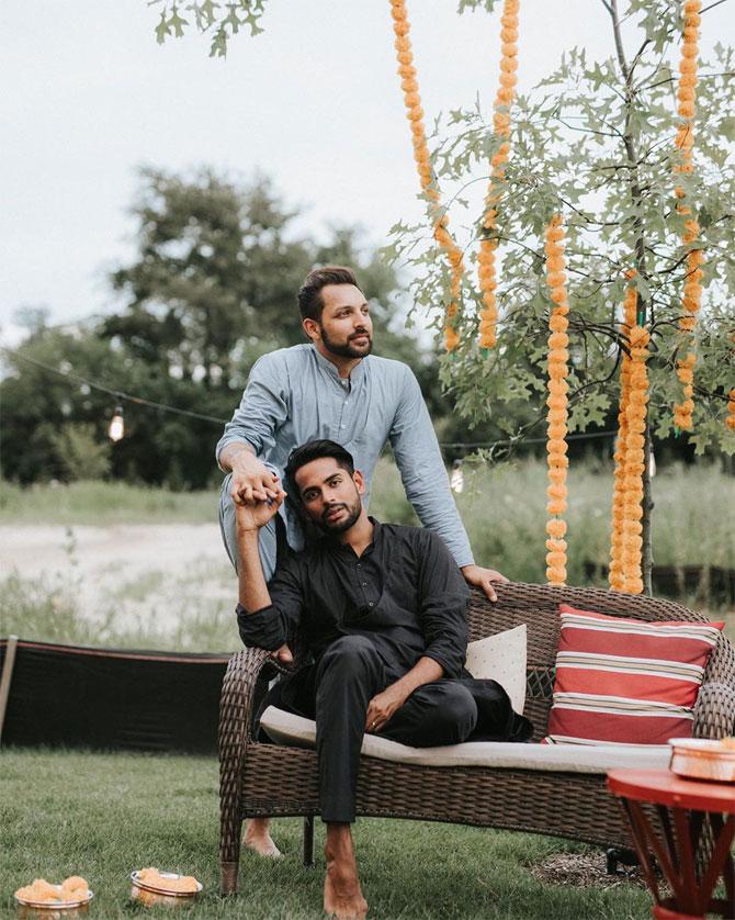 Amit Shah and Aditya Madiraju celebrated their mehendi function at a garden in their backyard. The decoration was slick with casual seats for friends and family. The decor had Marigolds, considered as a traditional Indian wedding flower and lights