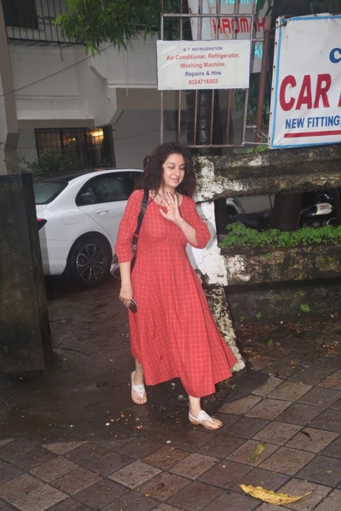 Directed by National Award-winning filmmaker Sudhir Mishra, Hostages web series tells the tale of a doctor, played by Tisca Chopra, whose family is taken a hostage and she has to make a tough decision, of killing an innocent man or saving her loved ones.