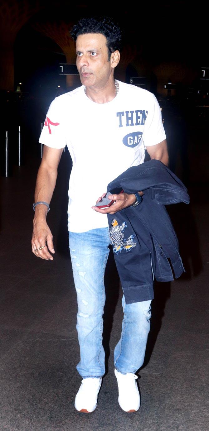 Manoj Bajpayee was also clicked at the Mumbai airport by the shutterbugs. 