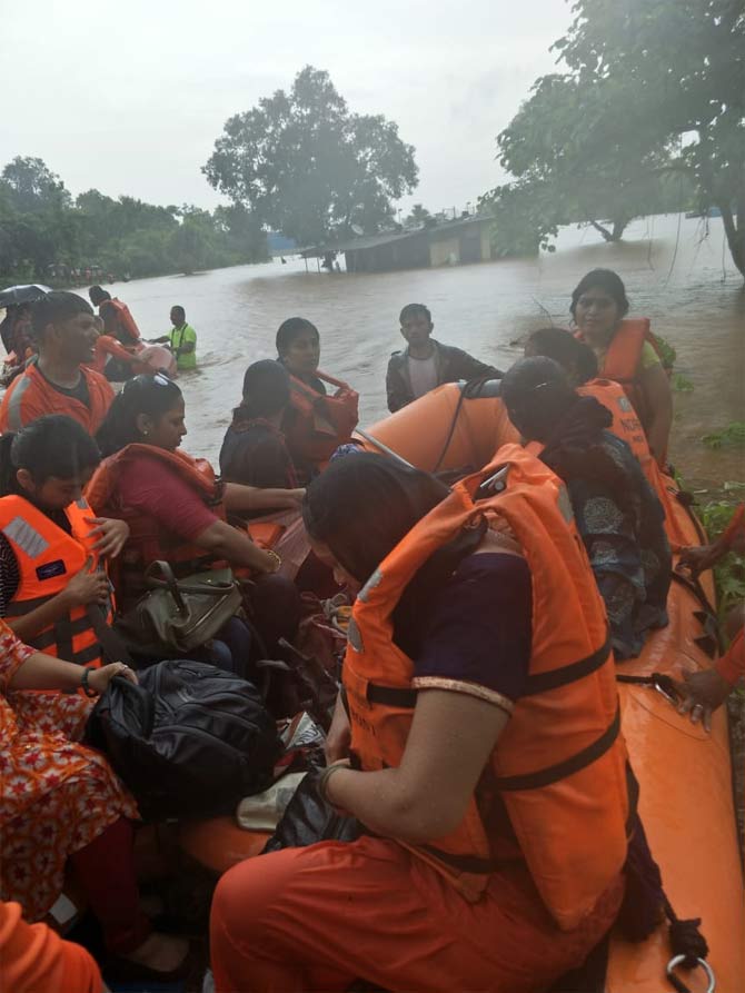 The suburban rail services have been operational at most sections except for Kalyan-Karjat/Khopoli due to incessant rainfall leading to overflowing of Ulhas River between Ambarnath-Badlapur-Vangani.
In pic: Passengers on the lifeboat during the rescue operations