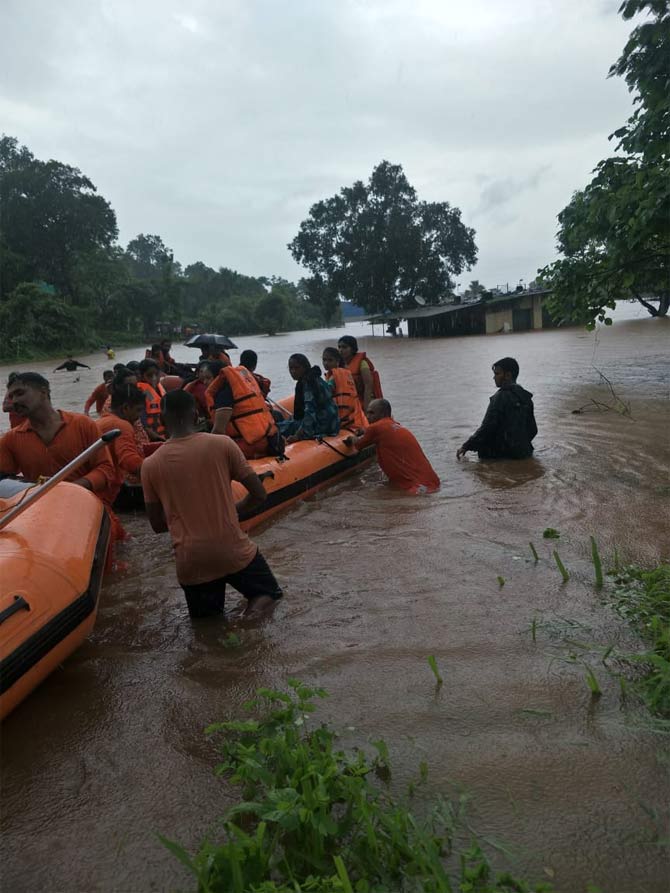 Eight flood rescue teams from the Navy which include three diving teams were also mobilised with life jackets, rescue material and Inflatable boats. 