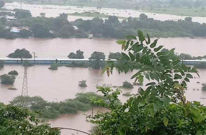 Around 700 passengers aboard the Mumbai-Kolhapur Mahalaxmi Express were stranded as the train was held between Badlapur and Vangani due to heavy rainfall