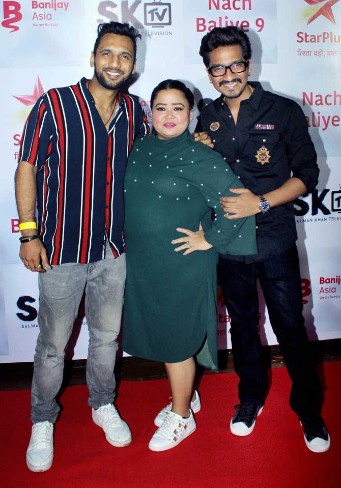 Not only this year's contestant but ex-contestants were also there to attend the success party of the grand launch of Nach Baliye season 9, which made it a starry evening like never before!
Pictured: Bharti Singh and her husband Haarsh Limbachiyaa, who were last seen in the reality show Khatron Ke Khiladi - 9, along with their friend Punit Pathak also joined the Nach Baliye 9's celebration.