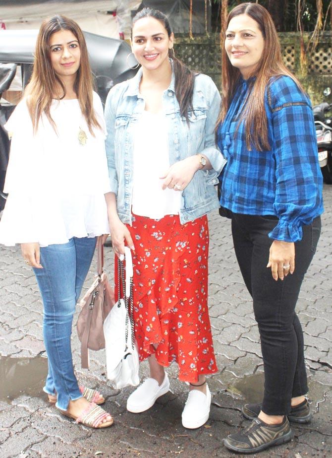 Esha Deol was clicked with having lunch with her girl gang at a popular eatery in Juhu, Mumbai. For the outing, Esha opted for a white tank top, red floral skirt and denim jacket. She completed her look with a stylish white sling bag and white shoes. All Pics/Yogen Shah