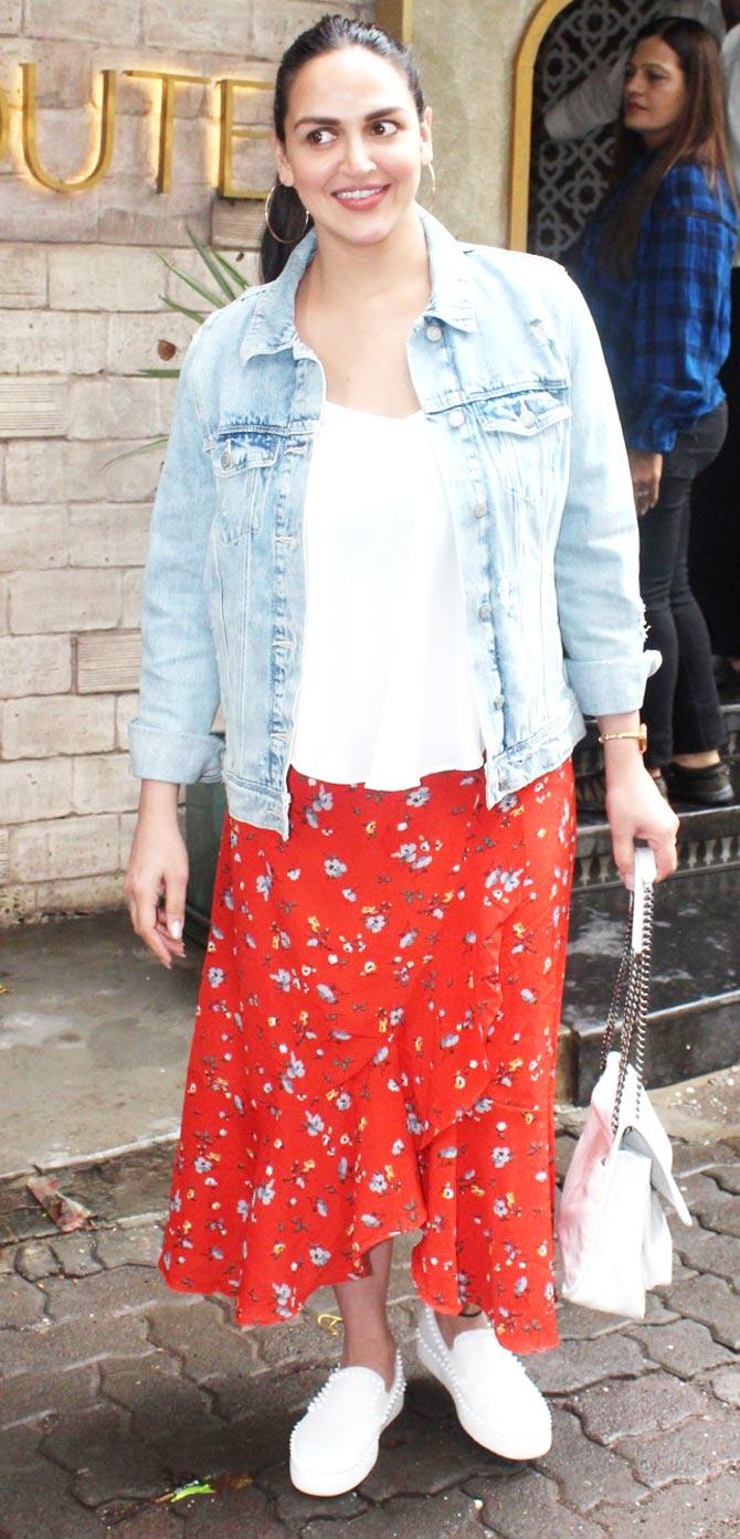 Esha posted pictures of the lunch outing on her Instagram handle and wrote, 