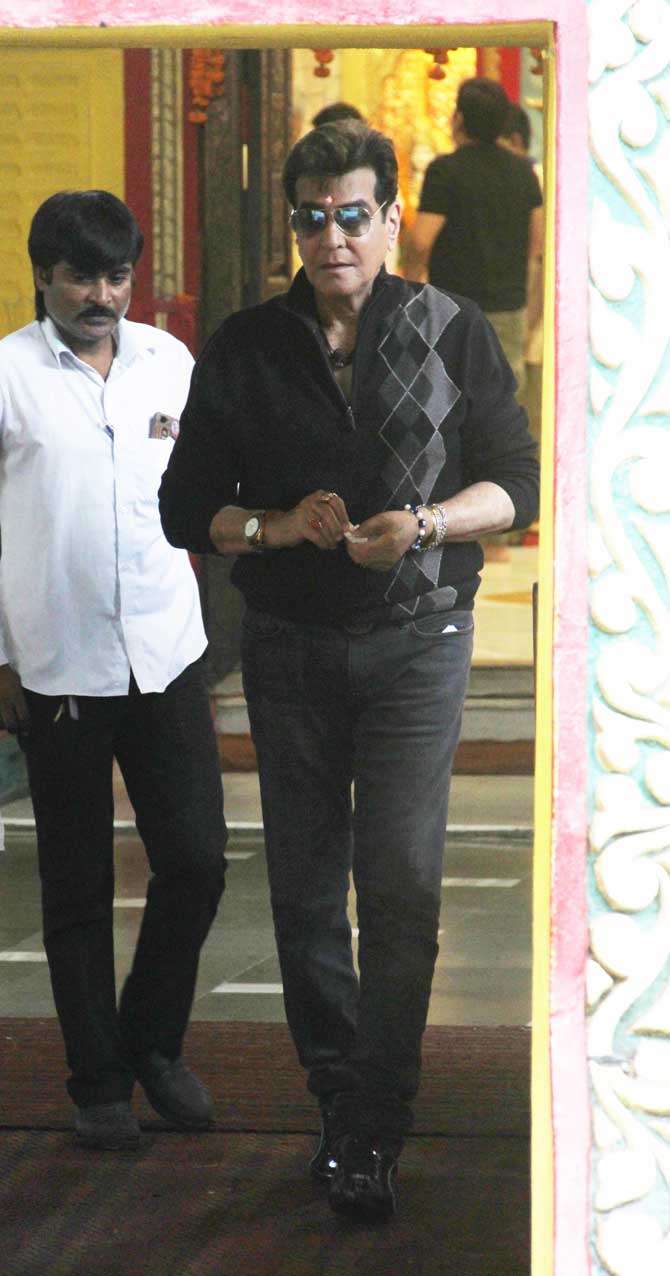 Veteran actor Jeetendra, Tusshar Kapoor, and son Laksshya Kapoor were snapped by the paparazzi at a temple in Juhu, Mumbai. All Pics/Yogen Shah