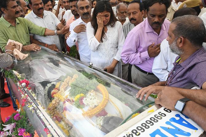Karnataka Chief Minister B.S. Yediyurappa, former Chief Ministers Siddaramaiah and H.D. Kumaraswamy, Minister of Water Resources D.K. Shivakumar, Minister of Large and Medium scale industries K.J. George and former Rural Development Minister H.K. Patil were also present.
In pic: People pay homage to the remains of late coffee baron V.G. Siddhartha, founder of the Cafe Coffee Day retail chain, in Chikmagalur in Karnataka 