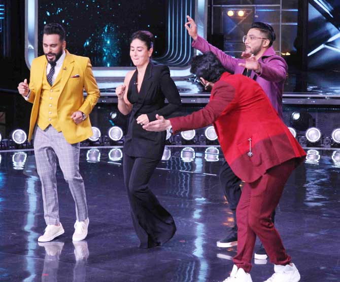 Kareena also set the stage on fire by grooving to husband Saif Ali Khan's song Tamanche par Disco. Kareena's absence in the show was filed in by her elder sister Karisma Kapoor and Malaika Arora. Both the girls put their best foot forward by dancing on their iconic numbers.