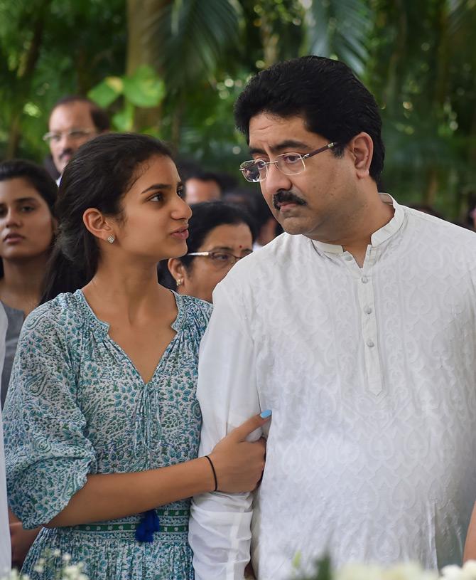 In pic: Advaitesha Birla consoles her father Kumar Mangalam Birla while attending the last rites of BK Birla in Kolkata.