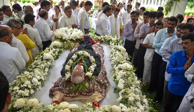 The last rites of the BK Birla, the stalwart of the Indian Business Industry was attended by family, friends, and well-wishers. Earlier in the day, BK Birla's body was flown in from Mumbai and taken to his Birla Park residence in the city.