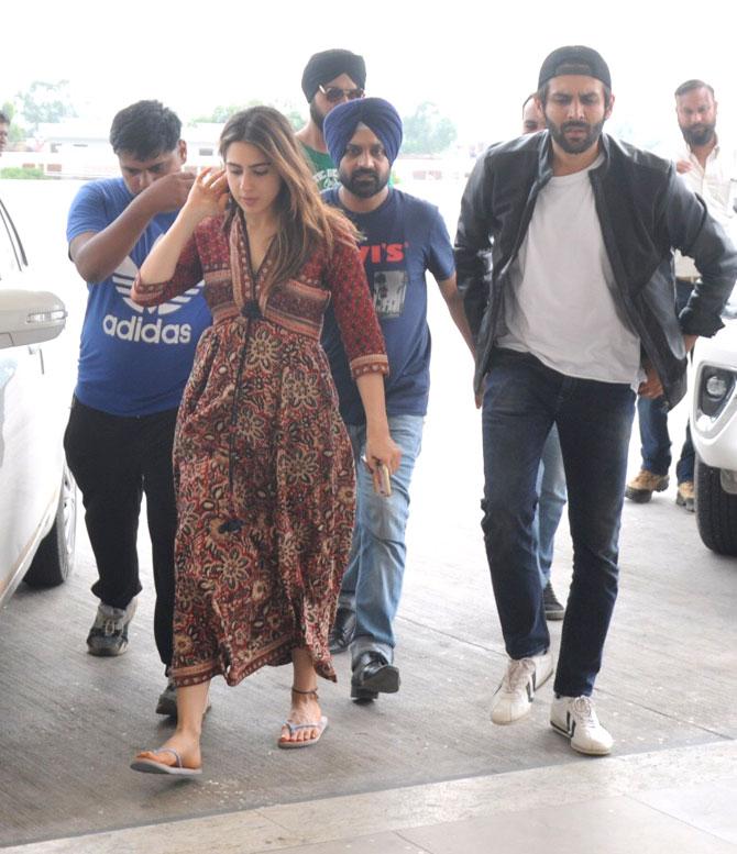 Sara Ali Khan and Kartik Aaryan were spotted at Chandigarh Airport en route to Mumbai. The actors recently wrapped up the last schedule of Imtiaz Ali's next a yet untitled sequel to Love Aaj Kal (2009) starring Saif Ali Khan and Deepika Padukone. All pictures/Pallav Paliwal