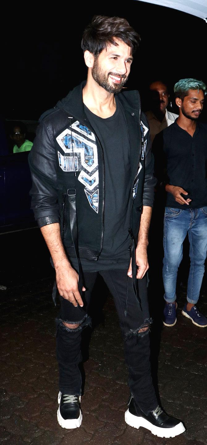 Shahid Kapoor and the cast and crew of Kabir Singh attended the success bash of their film at a popular restaurant in Khar, Mumbai. Kabir Singh has taken the country by storm, raking in a mighty Rs 200 crore, with Shahid Kapoor and Kiara Advani celebrating the biggest hit of their career. Kabir Singh even surpassed the lifetime collections of the original, Arjun Reddy, in just two days, even breaking the release day collections of the actor's previous hit, Padmaavat. The film collected Rs 7.53 crore in its 2nd week Wednesday and Rs 6.72 crore on Thursday, taking its grand total to Rs 213.20 crore at the Box Office. All pictures/Yogen Shah