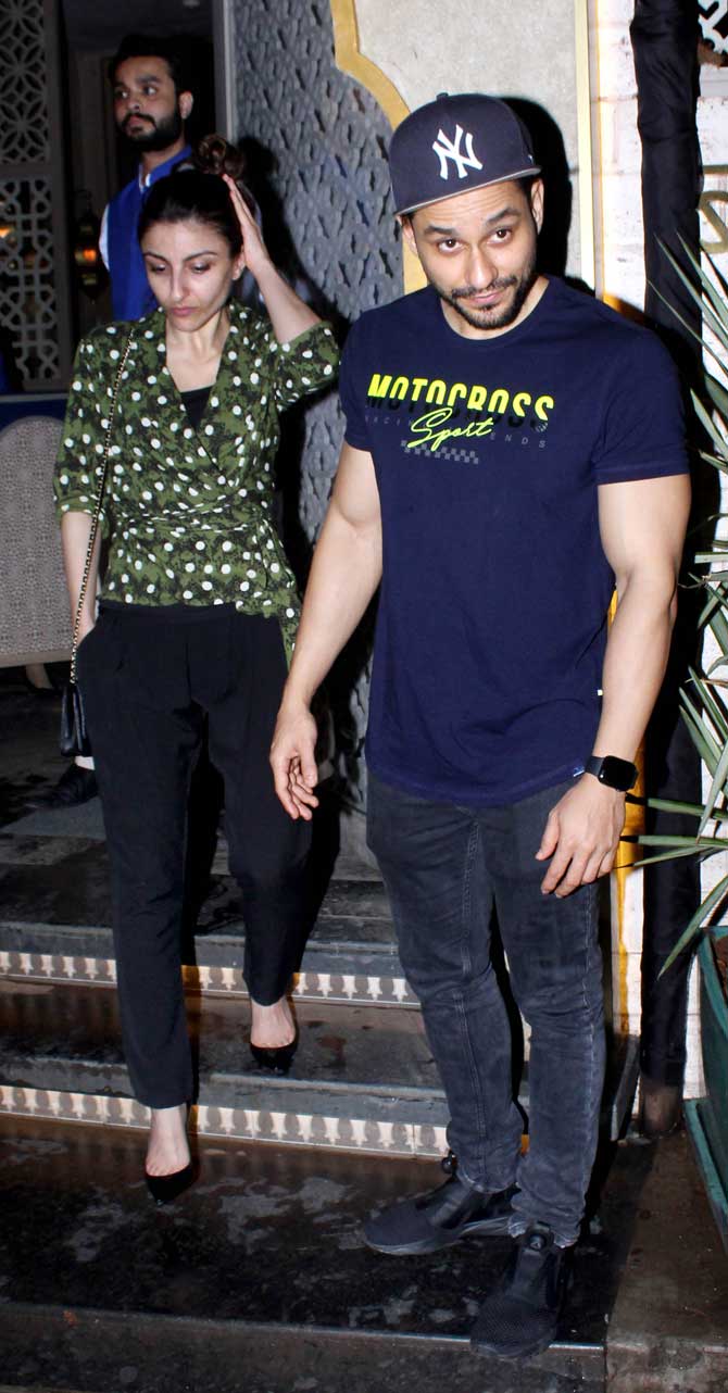 B-town's most adorable couple, Soha Ali Khan and Kunal Keemu were spotted enjoying a meal together at a popular eatery in Juhu. The actress was seen wearing a green polka dotted top, paired with black pants for the outing. Kunal Kemmu too showed off his stylish side by opting for a dark blue t-shirt, paired with basic blue denim and sneakers.