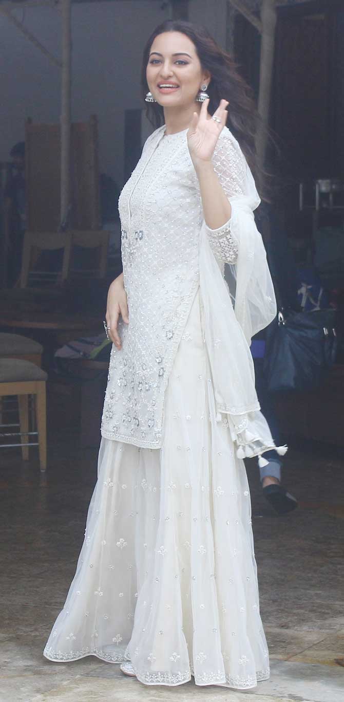 Sonakshi Sinha was promoting her film Khandaani Shafakhana in Mumbai. Sonakshi looked pretty in her traditional attire.