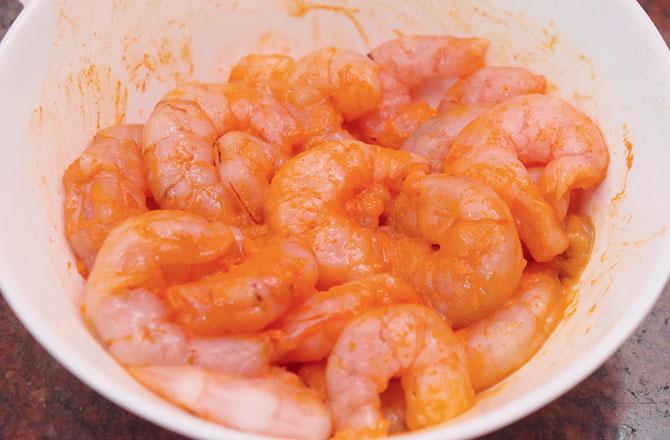 1. To make the Pathare Prabhu prawn pickle kolambi che lonche, wash prawns and pat them dry with a cloth; marinate it with haldi and salt