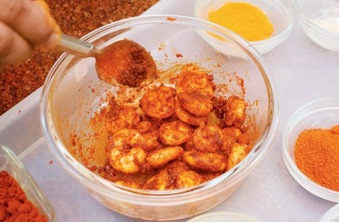 3. Add two to three spoons of methkut powder, prepared with methi danas fenugreek seeds, rye, asafoetida and sea salt. Add red chilli powder to the marinade 
