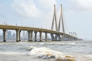 Teen stopped from jumping off Bandra-Worli sea link, slashes neck