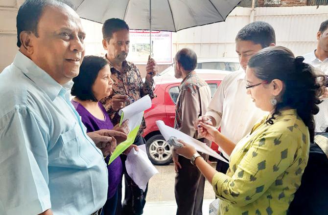 Barretto and other locals get residents to participate in the signature campaign. Pics/Atul Kamble