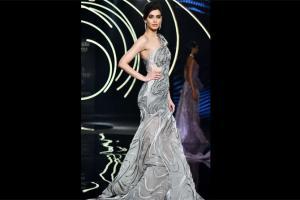 Diana Penty sizzles on ramp at ICW 2019