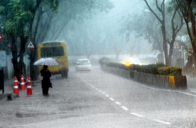 Heavy rain at JVPD, Juhu affected visibility on city roads. Pic/Satej Shinde
