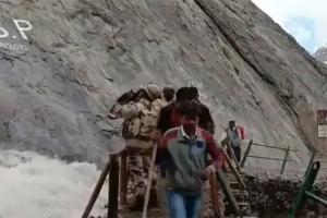 Watch video: ITBP personnel protect Amarnath pilgrims from stones