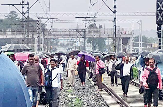 At Kalwa, they were seen walking to Thane station to catch a train