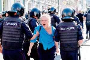 'Almost 1,400 held in Moscow protest'