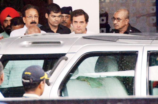 Rahul Gandhi meets his party workers in the city on Thursday. Pic/Sayyed Sameer Abedi