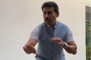 Rajyavardhan Rathore performs coin trick, Internet applauds