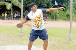 Taxi driver's son wins gold in U-18 boys' discus throw