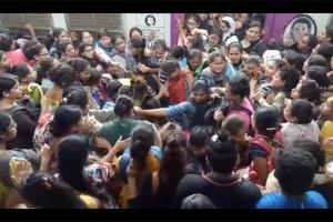 Stampede-like situation outside ladies compartment at Thane Station
