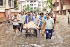 Mumbai Rains: Flooded Vasai roads block deceased's final journey