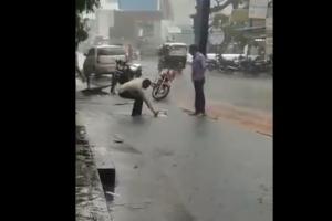 Video: People pull out scooter from manhole, BMC says not from Mumbai