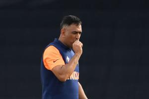 World Cup 2019: Dhoni, Jadhav criticised on Twitter for lack of effort