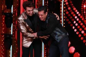 Maniesh Paul makes grand entry to host Nach Baliye 9 with Salman Khan