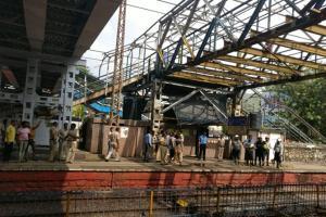 Mumbai: Deranged man climbs bridge, stops trains at Malad Station