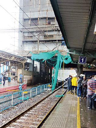Scaffolding falls on wires at Marine Lines station