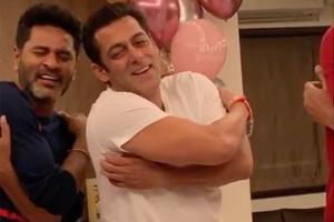 Video: Salman Khan grooving on 'Urvasi' with Prabhudheva is hilarious