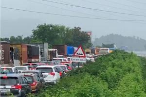 Traffic jam on Mumbai-Pune Expressway due to waterlogging