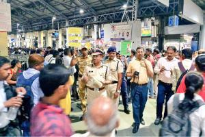 Keep Left on Mumbai Railway, cops start month-long campaign