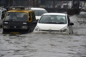 Mumbai Rains: Man saves himself after falling in open manhole