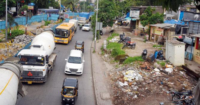 The service roads on either sides of JVLR lie mostly unused