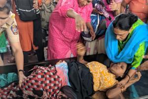 Mumbai: Woman delivers baby boy on platform at Dombivli Railway station