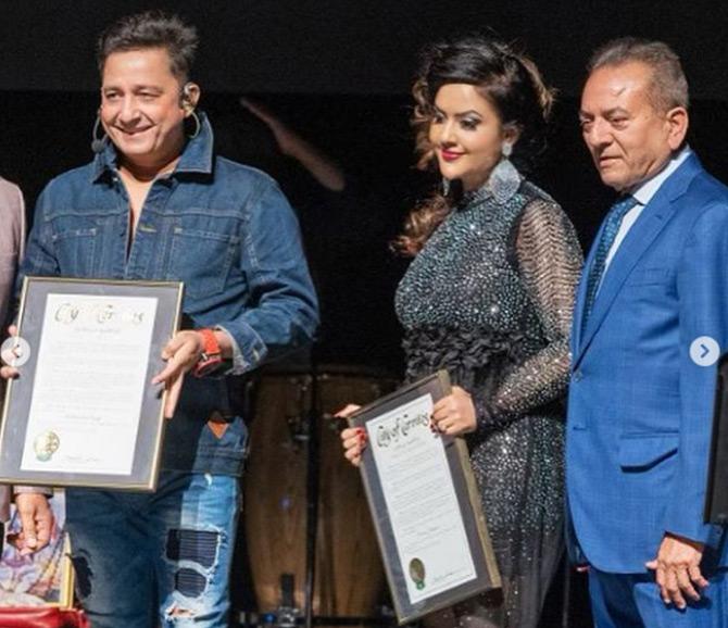 Post her sensational performance, Amruta Fadnavis and B-Town singer Sukhwinder Singh were presented with memorabilia as they happily posed for a photograph.